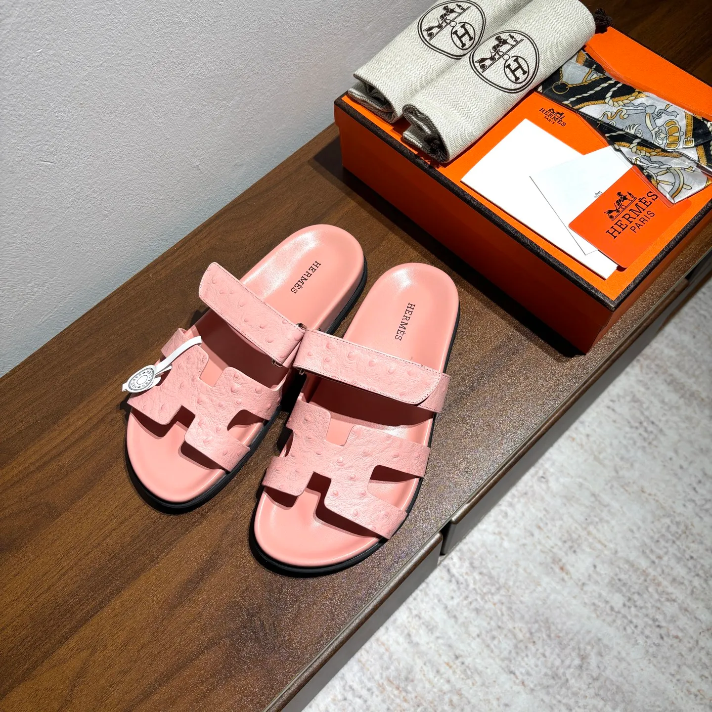 👟👟Ex-factory price 520👟👟 Men's size +10 Brand💗: HERMES Number💗: H8018-210199 Color💗: Ostrich pattern new color system Size 💗: 35 to 40 38-45 Upper material: imported calfskin Outsole material: Tpu anti-slip and wear-resistant outsole 🆕🆕🆕HERMES 2025 latest color matching, original purchased and dismantled, imported custom fabrics. All colors have been adjusted N times, striving to be zero different from the original! The top version for women 💰 Erjie's shoes that have become extremely popular recently - chypre sandals, which are comfortable for all ages and are cute and cute. Paired with various colored socks, it’s so trendy